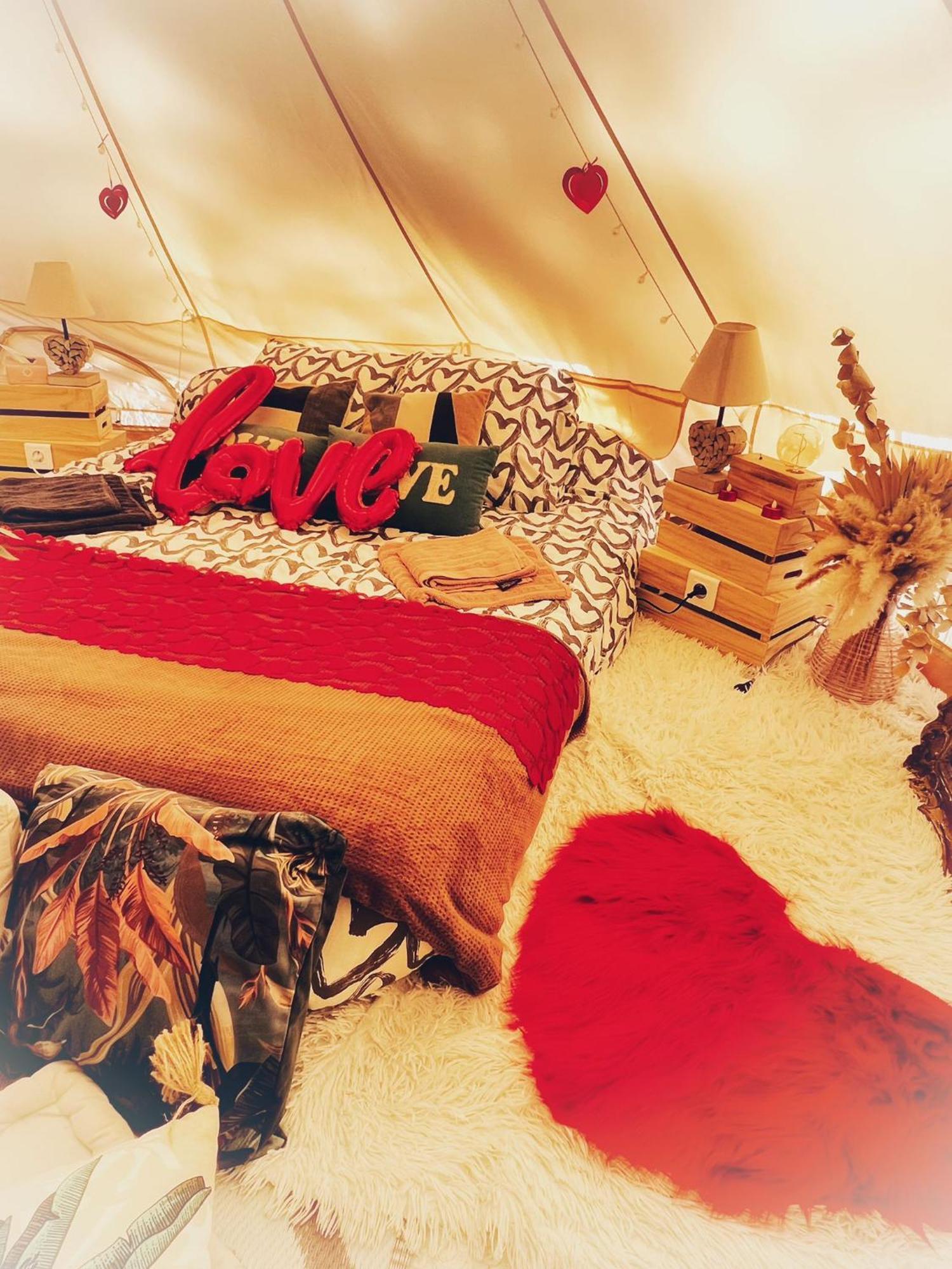 Love Room Tente Lodge Spa Mfg Chez C&C, Exclusivement Reservee Aux Adultes Cantaron Extérieur photo